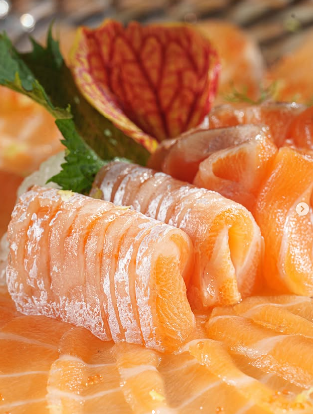 Sashimi de salmão fresco em corte autoral do itamae