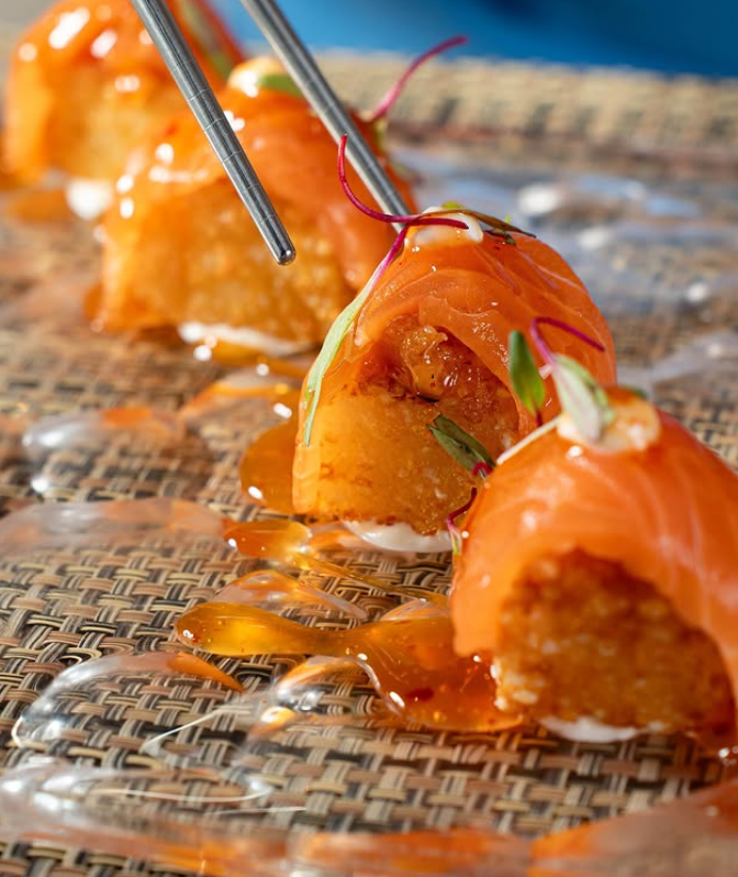 Bites de salmão com arroz crocante e geleia agridoce