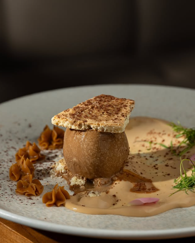 Sobremesa autoral com mousse de chocolate e crocante