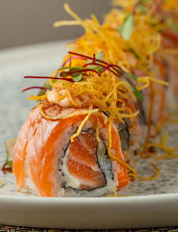 Uramaki de salmão com batata palha crocante