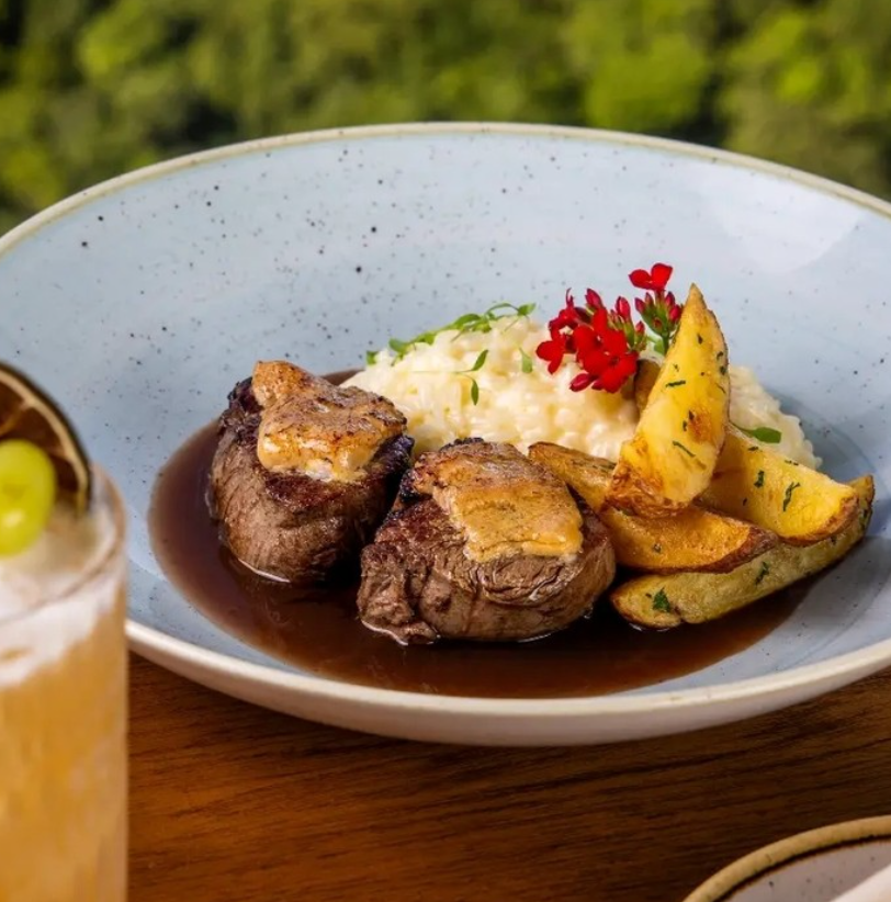 Filé mignon ao molho com risoto e batatas rústicas