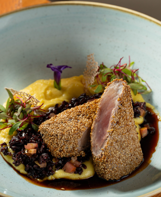 Atum em crosta de gergelim com purê e arroz negro — fusion mediterrânea